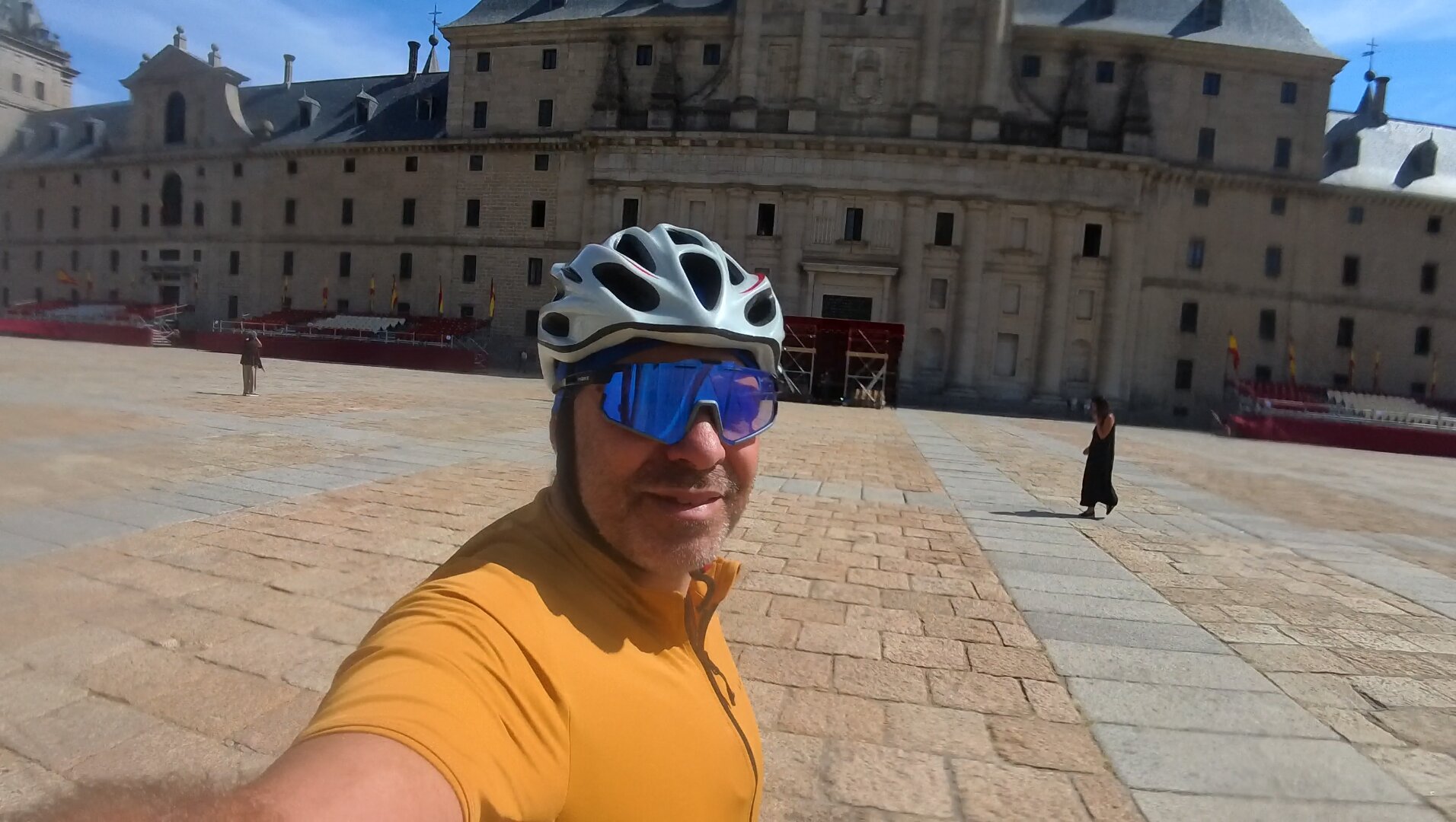 Parada en el Monasterio de San Lorenzo de El Escorial durante ruta de ultraciclismo