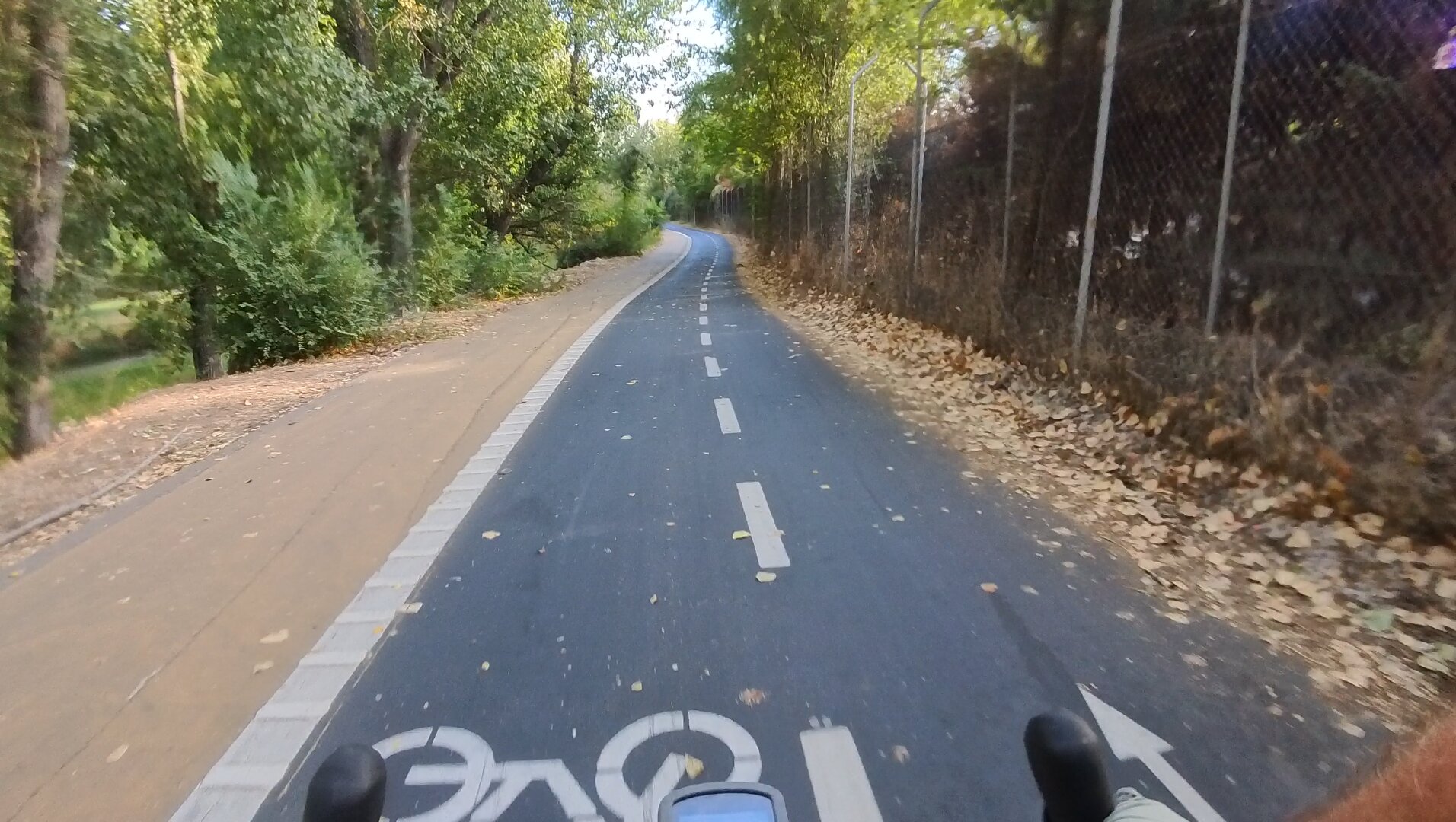Ciclista de carretera en la ruta de 170 km entre Navalagamella y Robledo de Chavela